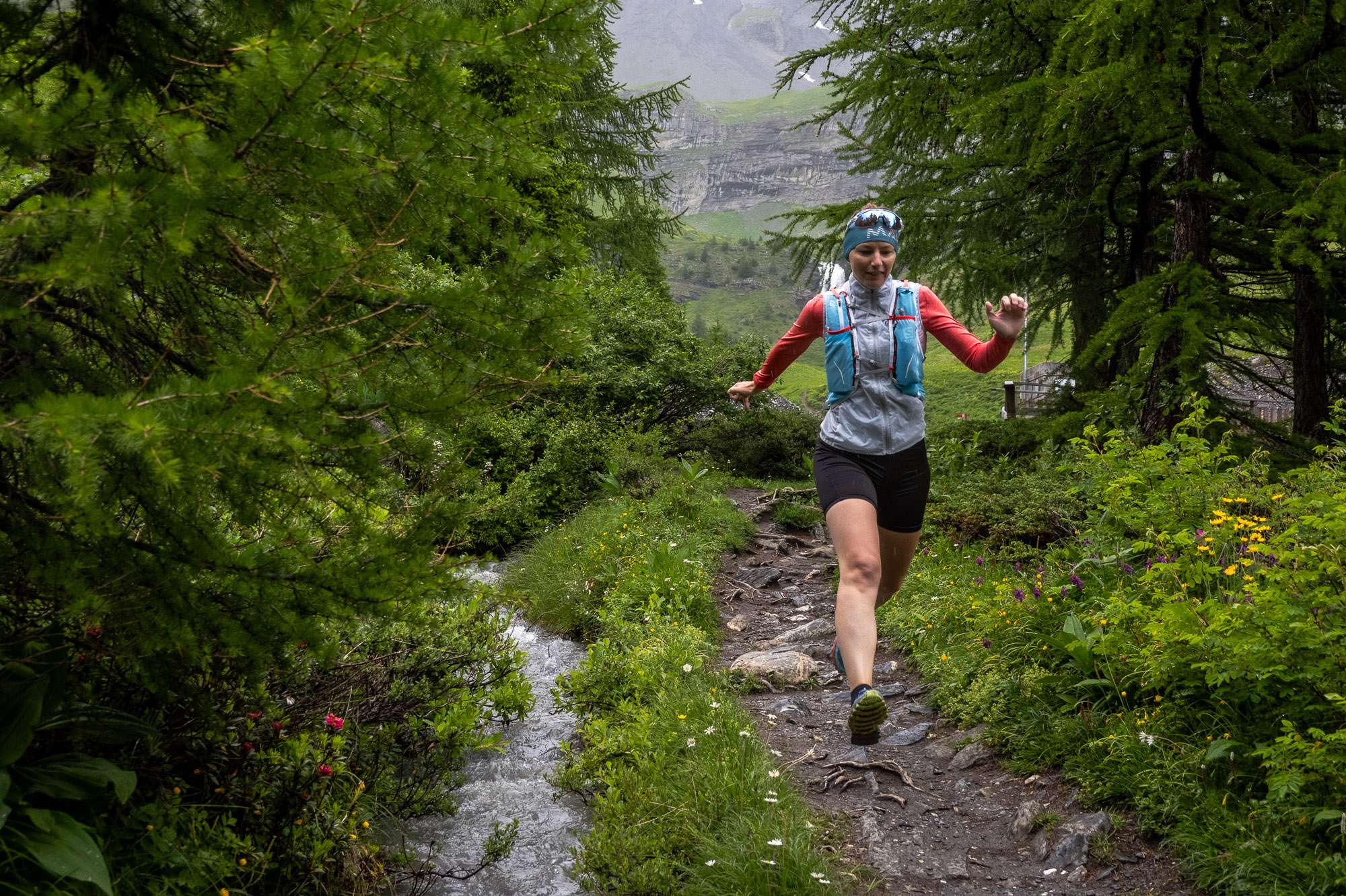 Trail running requires more energy than classic running due to the constantly changing terrain.