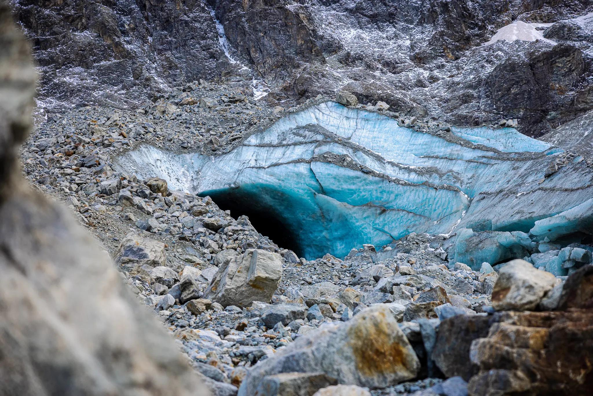 Der Eingang zur Eishöhle, die an der Kante herumliegenden, tonnenschweren Steine drohen unvermittelt abzurutschen