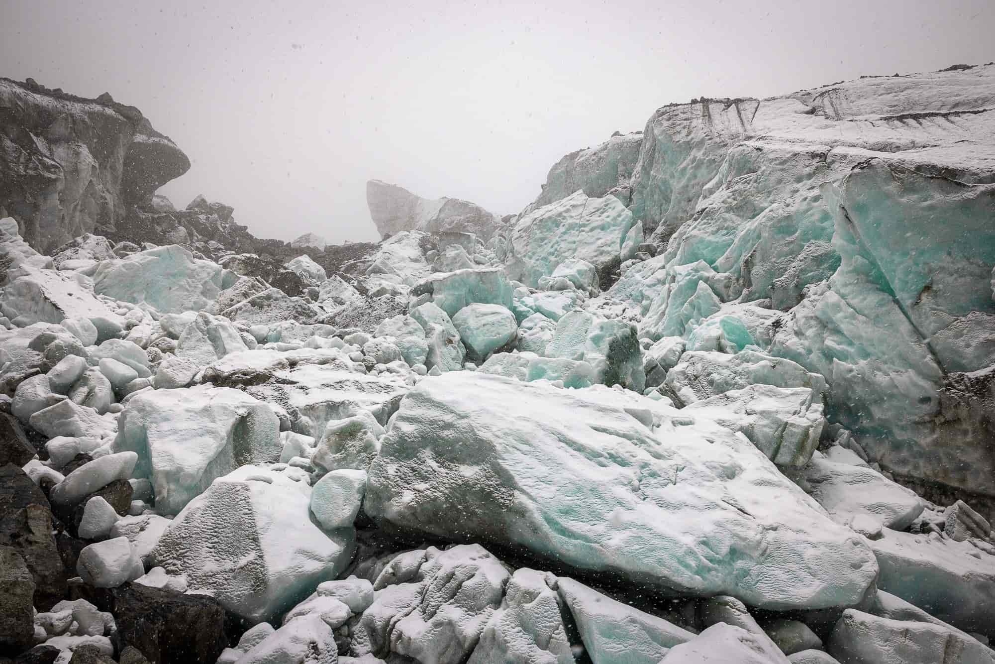 A weak earthquake was enough: the collapsed ice cave in September 2022, only a debris field of ice and rock.