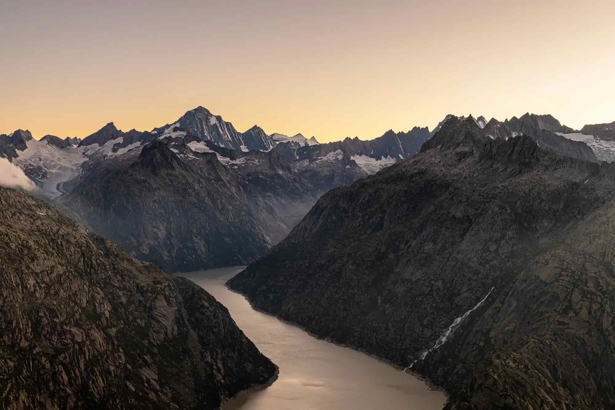 Reservoirs like Lake Grimsel in the Bernese Oberland are fed by glaciers. Their water is used for electricity production. What happens if the water level drops or the inflow even dries up at some point?