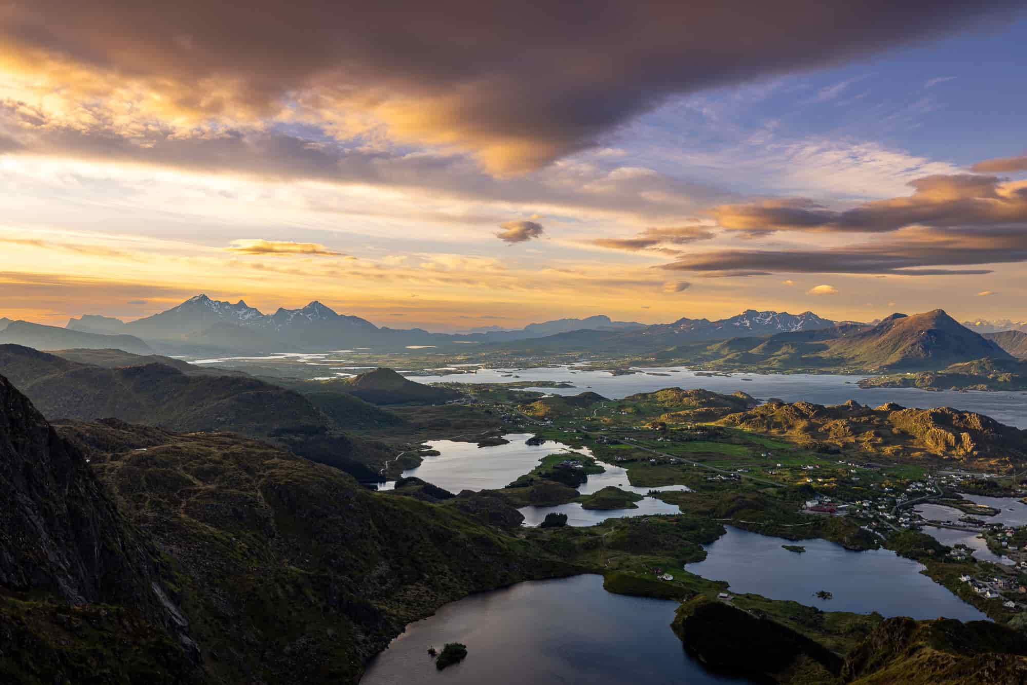 Wolkenstimmung in der Mittsommernacht über Ballstad