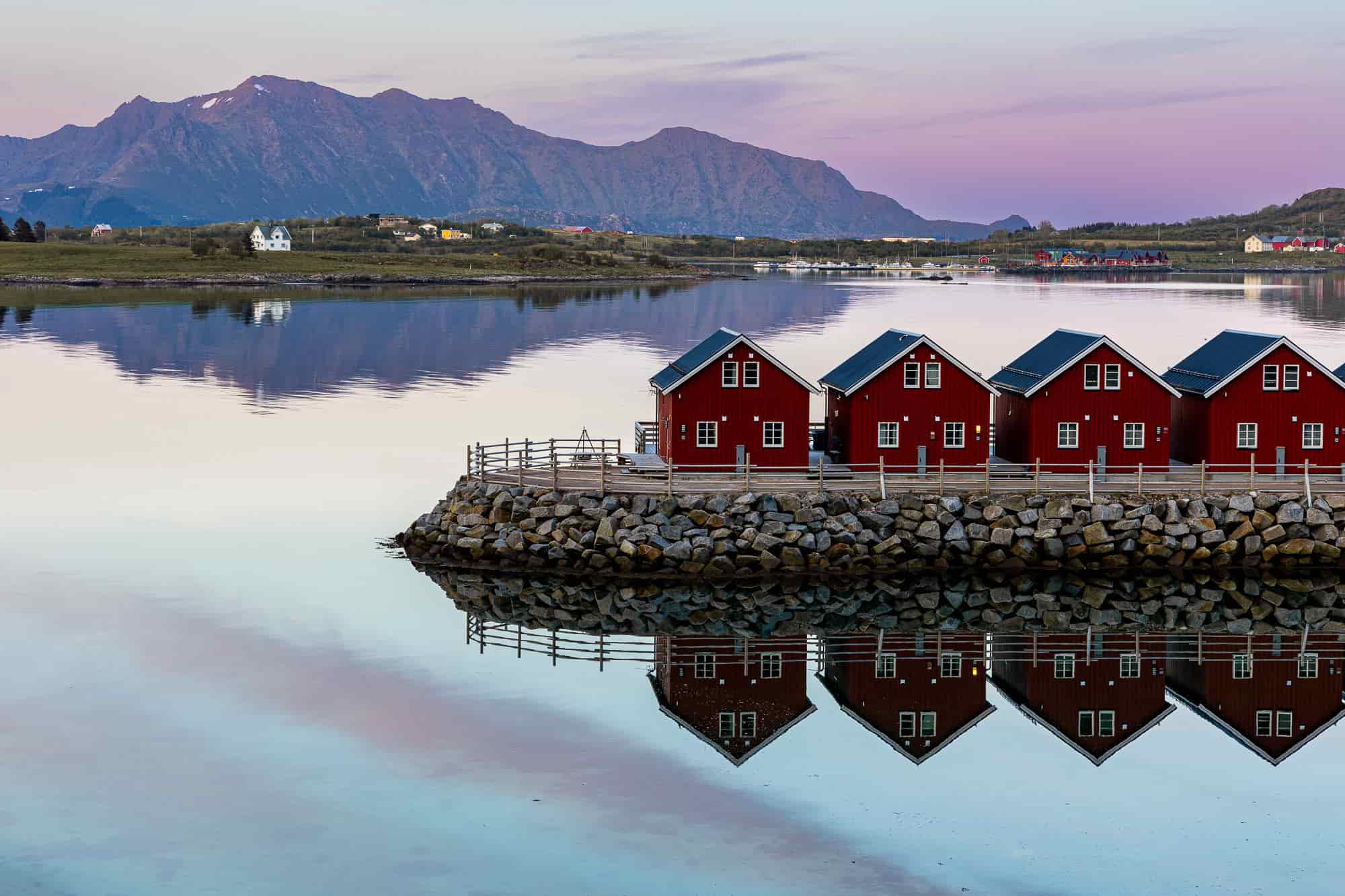 Die Stimmung mitten in der Nacht: taghell und mucksmäuschenstill