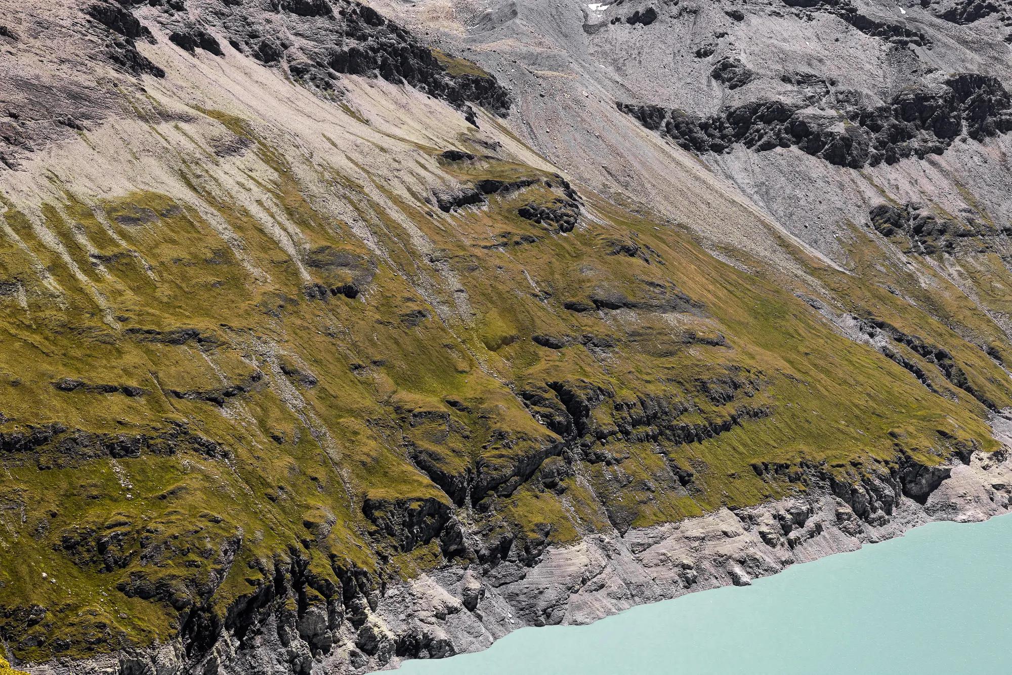 Viele alpine Hänge werden zu grossen Teilen durch den Permafrost zusammengehalten. Ein Auftauen wird unweigerlich zu einer Zunahme von Bergstürzen führen.