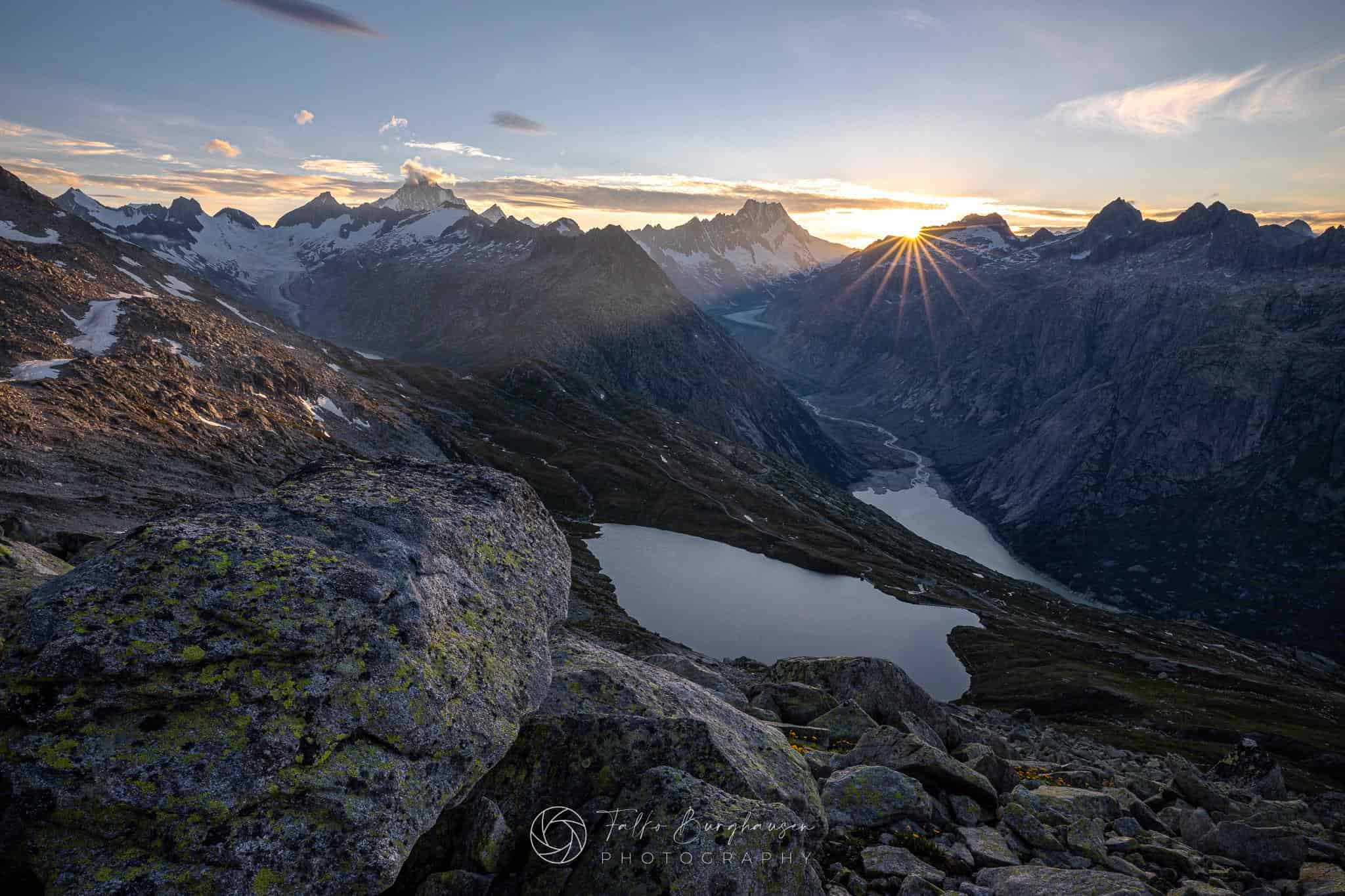 Golden peaks of silence