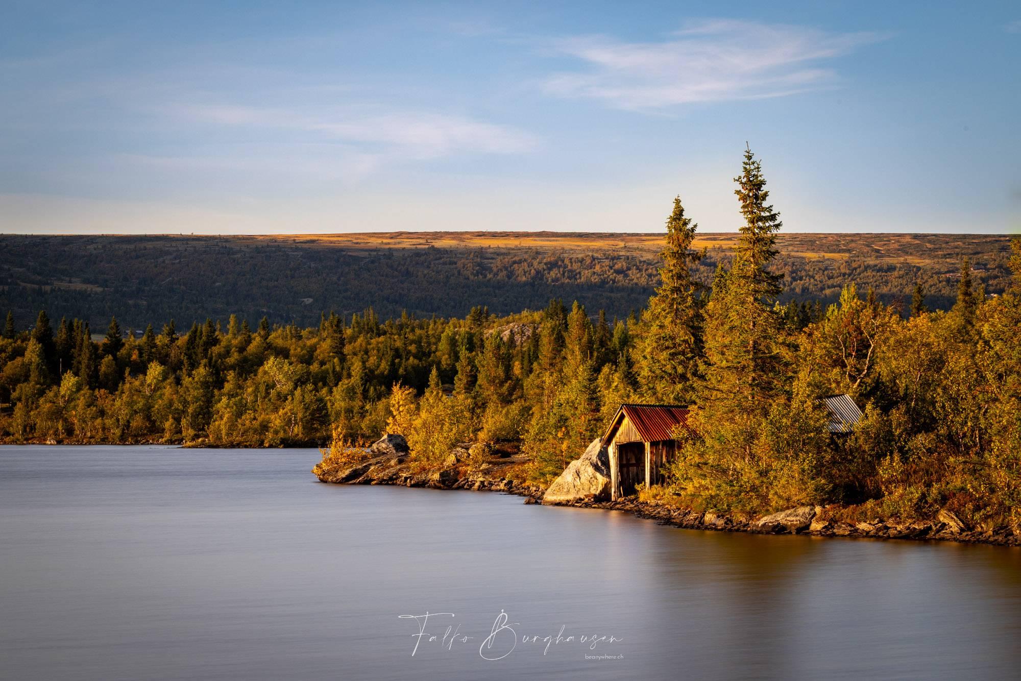 Einsame Hütte am See